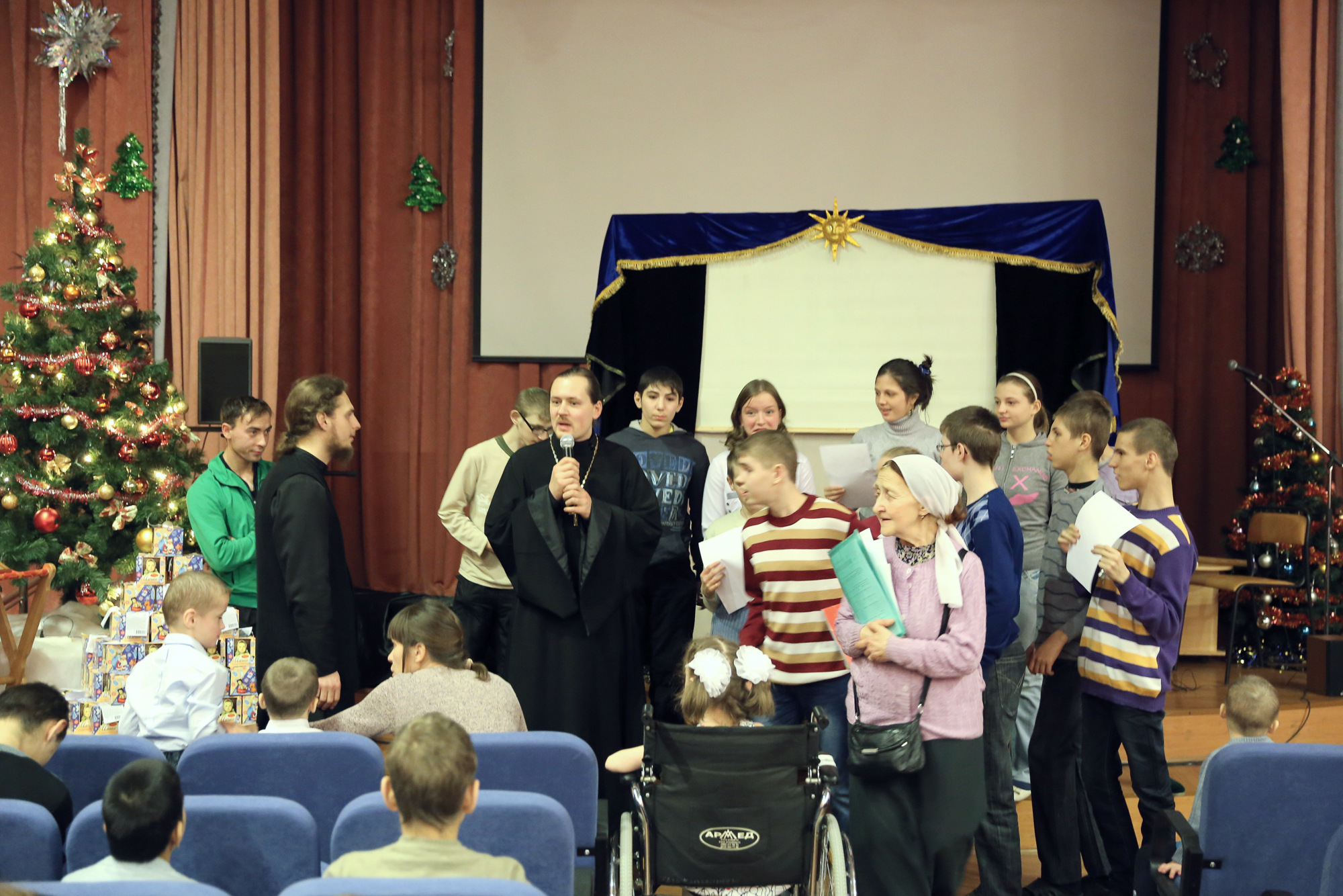 Рождественский праздник в Коломенском детском доме-интернате для умственно-отсталых детей-сирот